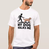 My Dog Walks Me Funny Dog Owner Design Tシャツ (正面)
