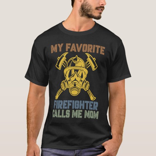 My Favorite Firefighter Calls Me Mom Fireman Desig Tシャツ (正面)