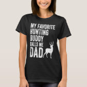 My Favorite Hunting Buddy Calls Me Dad Deer Hunter Tシャツ (正面)