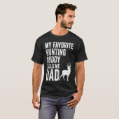 My Favorite Hunting Buddy Calls Me Dad Deer Hunter Tシャツ (正面フル)