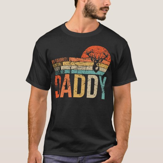 My Favorite Hunting Buddy Calls Me Daddy Love Deer Tシャツ (正面)