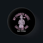 My Favorite Nurse Calls Me Dad Funny Nurse Family 缶バッジ<br><div class="desc">A humorous healthcare-themed illustration featuring a nurse character with a playful family quote. This design celebrates the bond between healthcare professionals and their proud families with a lighthearted message. Perfect for anyone who enjoys medical humor,  nursing pride,  and supportive family moments.</div>