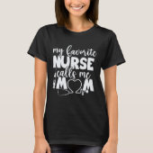 My Favorite Nurse calls me Mom Funny Nurse Tシャツ (正面)