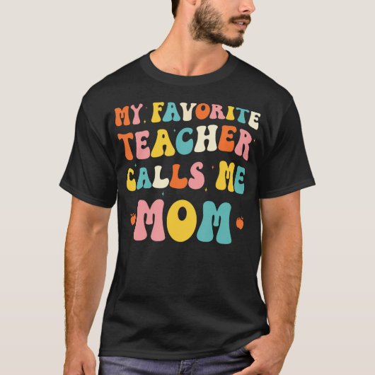 My Favorite Teacher Calls Me Mom Funny Groovy Teac Tシャツ (正面)