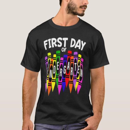 My First Day Of Kindergarten  Colorful Rainbow Tシャツ (正面)