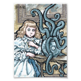 My First Pet #7 – 超現実的な奇妙なゴシック生物 フォトプリント