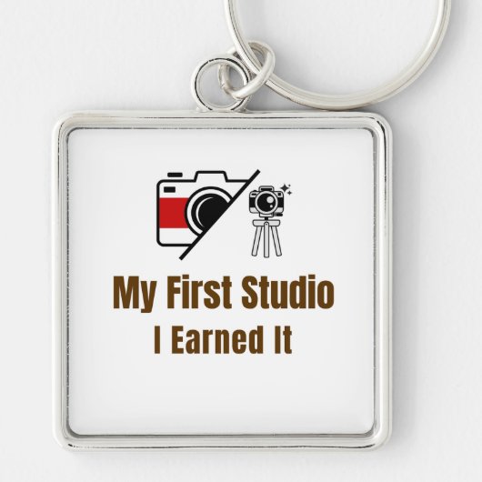 My First Studio Keychain – I Earned It – Proud Fir キーホルダー (正面)