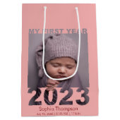 My First Year 2023切り出しモダンベビー写真サンゴ ミディアムペーパーバッグ (裏面)