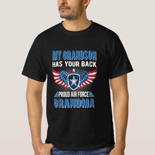 My grandson has your back proud air grandma gift tシャツ (正面)