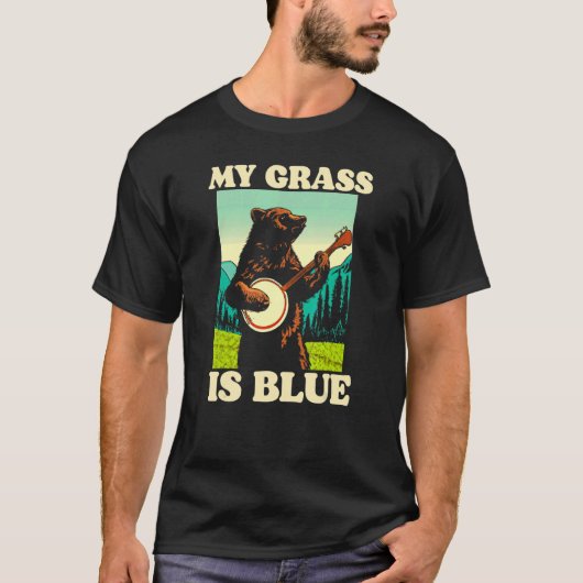 My Grass Is Blue Banjo Bear Retro Nature Graphic Tシャツ (正面)