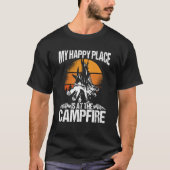 My Happy Place Is A The Campfire Camping Tシャツ (正面)