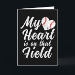 My Heart Is On That Field Baseball Softball Mom カード<br><div class="desc">My Heart Is On That Field Baseball Softball Mom design can be given as a Birthday gift or Christmas present to your best friend,  girlfriend,  mom or daughter who loves sports,  Baseball and Softball</div>