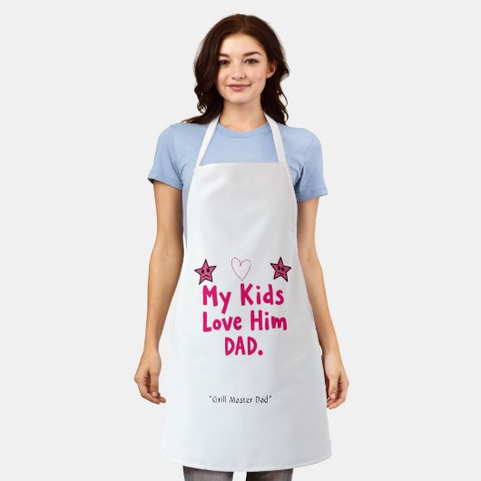 My Kids Love Him Apron – Awesome Dad Gift エプロン (着用した状態)