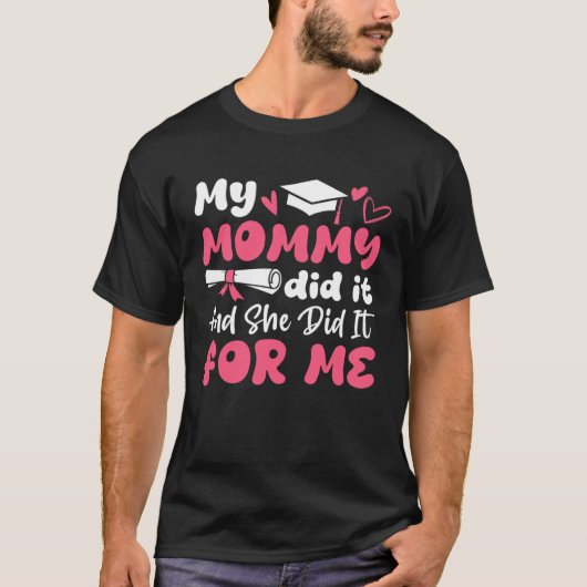My Mommy Did It And She Did It Graduation Mom Prou Tシャツ (正面)