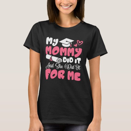 My Mommy Did It And She Did It Graduation Mom Prou Tシャツ (正面)