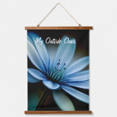 My Outside Oasis»,黒背景の青い花 吊り下げ型タペストリー (正面)