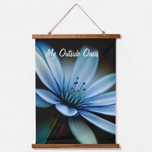 My Outside Oasis»,黒背景の青い花 吊り下げ型タペストリー (正面)