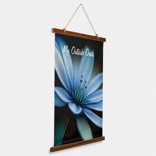 My Outside Oasis»,黒背景の青い花 吊り下げ型タペストリー (傾斜あり)