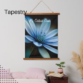 My Outside Oasis»，黒背景の青い花 吊り下げ型タペストリー