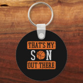 My Son Out There Bysketbyll Proud Byller Mom Dad M キーホルダー (正面)