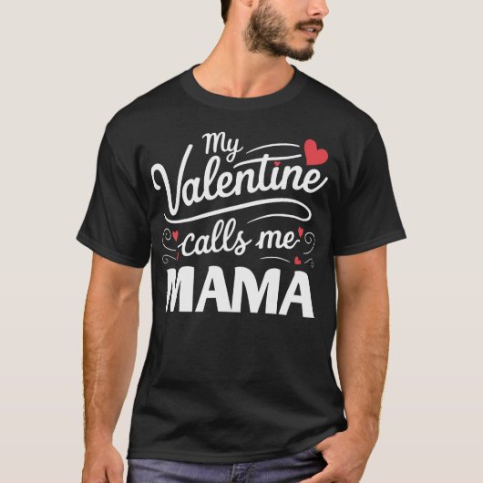 My Valentine Calls Me Mama Retro Groovy Valentines Tシャツ (正面)