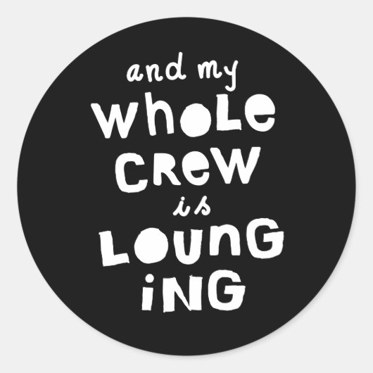 「My Whole Crew is Lounging」ヒップホップ誕生日キッズ ラウンドシール (正面)