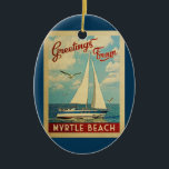 Myrtle Beachのヨットのヴィンテージ旅行SC セラミックオーナメント<br><div class="desc">このMyrtle Beachサウスカロライナのヴィンテージ旅行航海のな設計特微からの挨拶は豪華なふくらんでいる白い雲でカモメおよび青空が付いている水にボートの航行満ちました。</div>