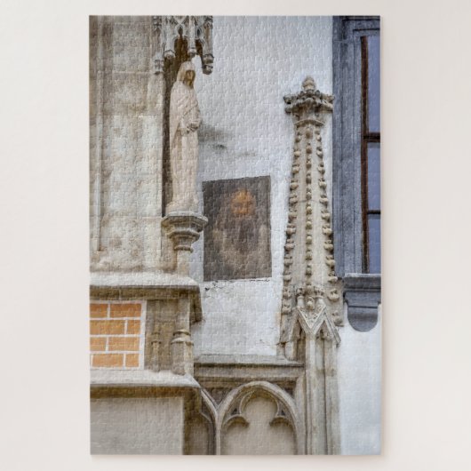 Mysterious Portrait on Old Town Hall, Bratislava ジグソーパズル (縦)