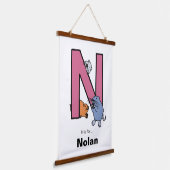 Nは… パーソナライズされた 吊り下げ型タペストリー (傾斜あり)