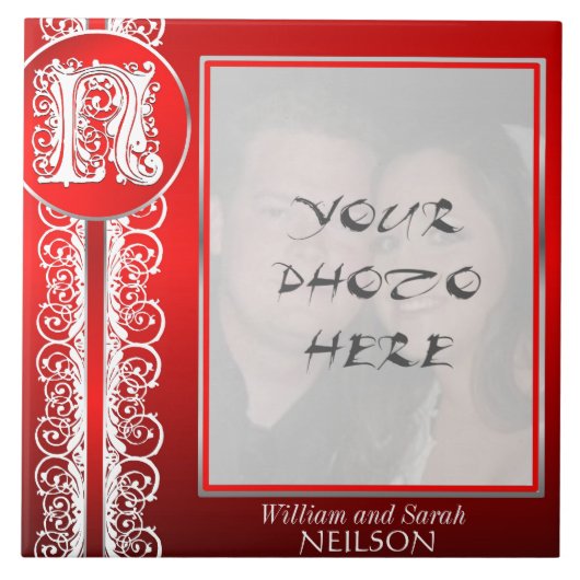 Nモノグラム「赤の白いレース」と写真 – タイル (正面)