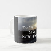 「N」という語は隣り合いのマグカップを意味する コーヒーマグカップ (正面左)