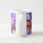 N.A.、アメリカ、マウイ、ハワイ。ピンクのプルメリアが咲く。 ジャンボコーヒーマグカップ (裏面)