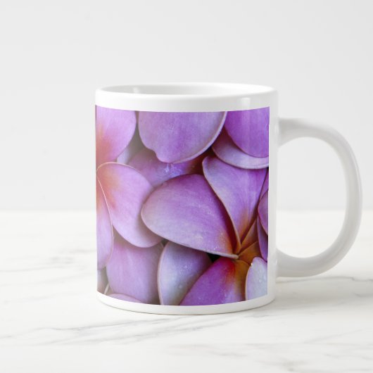 N.A.、アメリカ、マウイ、ハワイ。ピンクのプルメリアが咲く。 ジャンボコーヒーマグカップ (右)