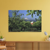 NA，アメリカ，オレゴン，フッド川の近くフッド山 キャンバスプリント (インサイチュ (リビング))