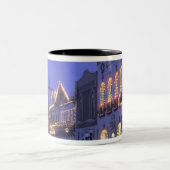 NA，アメリカ，ワシントン，リーヴンワース。メイン通り ツートーンマグカップ (中央)