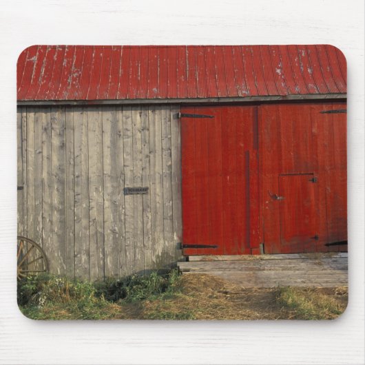 NA、カナダ、ニューブランズウィック、Shepody。 赤い納屋 マウスパッド (正面)