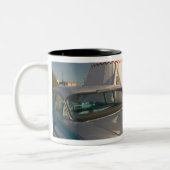 NA、米国、アリゾナのHolbrookのルート66のウィグワム2 ツートーンマグカップ (左)