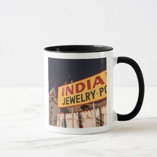 NA、米国、アリゾナ、Lupton Yellowhorseのインディアン マグカップ (右)