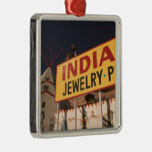 NA、米国、アリゾナ、Lupton Yellowhorseのインディアン メタルオーナメント (右)