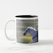 NA、米国、オレゴン、セネカ語、Ponderosa牧場、カウボーイ ツートーンマグカップ (左)