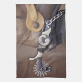 NA、米国、テキサス州、ラボックのカウボーイ・ブーツおよび拍車 キッチンタオル (縦)