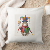 Na almofada um coelho vestido de bobo da corte  クッション (ブランケット)