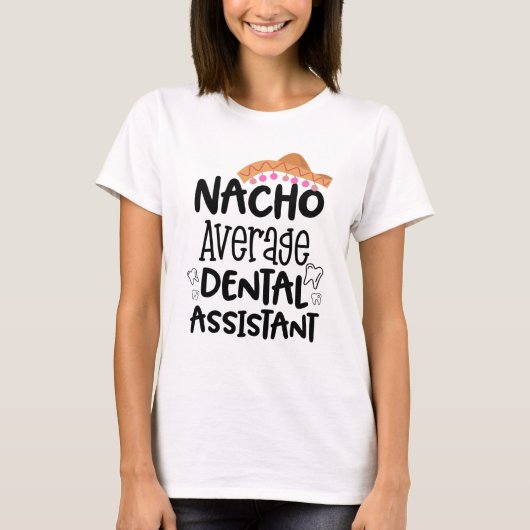 Nachoの平均歯科助手おもしろいなDAのギフト Tシャツ (正面)