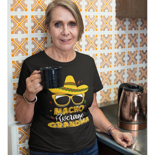 Nacho Average Grandma Funny Grandma Average Tシャツ