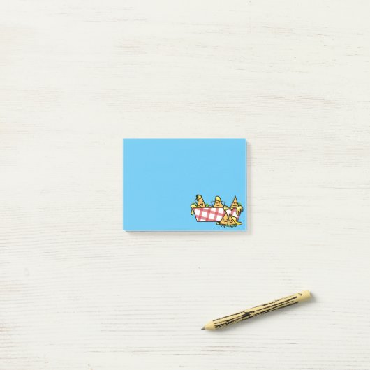 NachosはチーズハラペーニョのNachoのトーティーヤ破片を溶かしました ポストイット (デスク上)