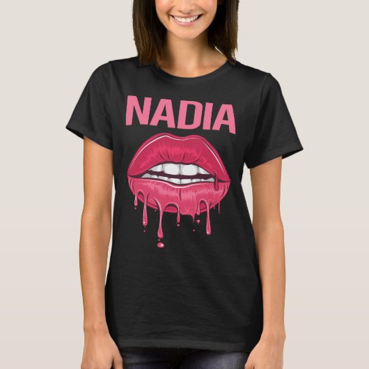 Nadia 名前 - ピンクの唇 tシャツ (正面)