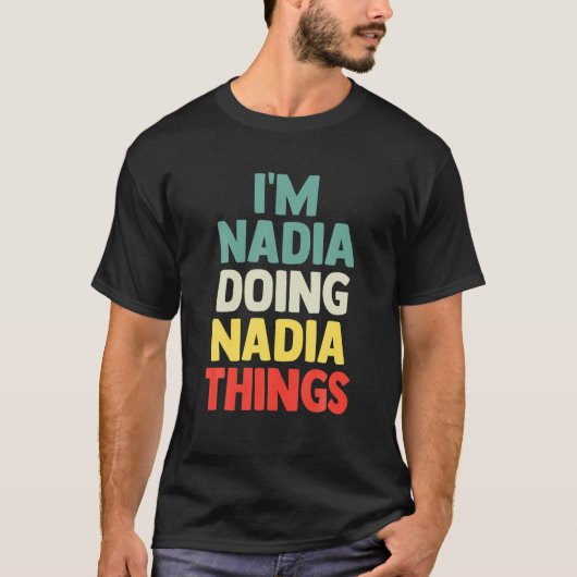Nadia Things Name パーソナライズされた T Gを実行しているNadia Tシャツ (正面)