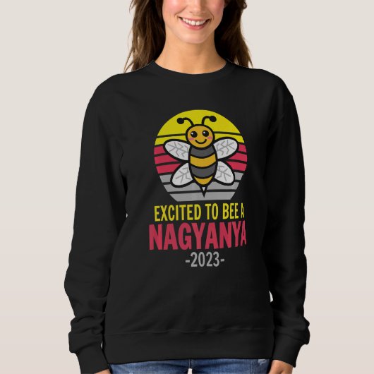 Nagyanya 2023  Bee  Grandma  Excited To Be A Nagya スウェットシャツ (正面)
