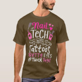 Nail Tech With Tattoos Gift Funny Nail Studio Tシャツ (正面)