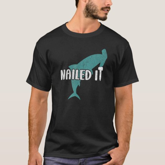 Nailed It  Hammerhead Shark Tシャツ (正面)